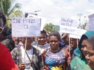 Massa yang memegang seruan-seruan, Senin (27/2026). Foto: Kristin Rejang/Sasagupapua.com.