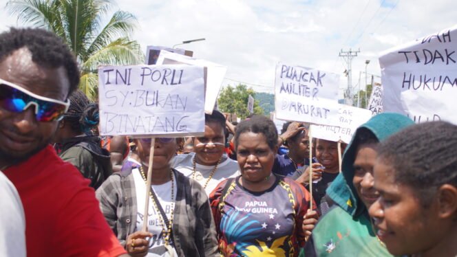 
Massa yang memegang seruan-seruan, Senin (27/2026). Foto: Kristin Rejang/Sasagupapua.com.