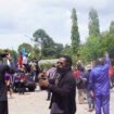 Reaksi ketika ada massa melempari batu ke kantor DPR Papua Tengah, Senin (27/4/2026). Foto: Kristin Rejang/Sasagupapua
