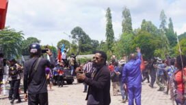 Reaksi ketika ada massa melempari batu ke kantor DPR Papua Tengah, Senin (27/4/2026). Foto: Kristin Rejang/Sasagupapua