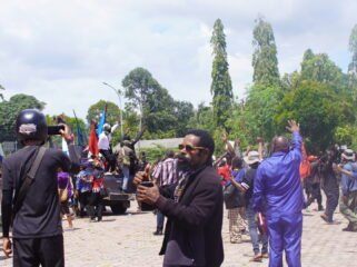 Reaksi ketika ada massa melempari batu ke kantor DPR Papua Tengah, Senin (27/4/2026). Foto: Kristin Rejang/Sasagupapua