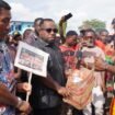 Penyerahan noken aspirasi kepada ketua DPR Papua Tengah, Senin (27/4/2026). Foto: Kristin Rejang/Sasagupapua.com 
