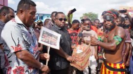 Penyerahan noken aspirasi kepada ketua DPR Papua Tengah, Senin (27/4/2026). Foto: Kristin Rejang/Sasagupapua.com 