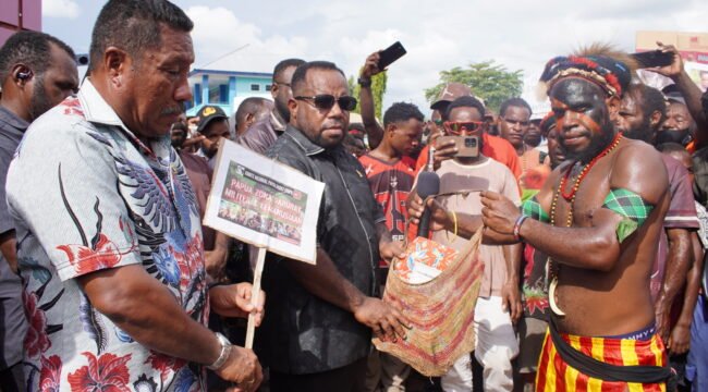 Penyerahan noken aspirasi kepada ketua DPR Papua Tengah, Senin (27/4/2026). Foto: Kristin Rejang/Sasagupapua.com 