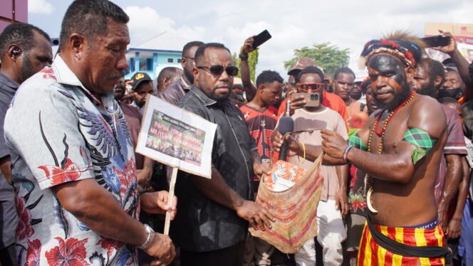 
Penyerahan noken aspirasi kepada ketua DPR Papua Tengah, Senin (27/4/2026). Foto: Kristin Rejang/Sasagupapua.com 