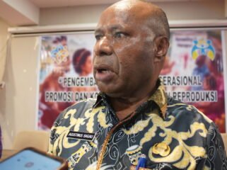 Plt Kepala Dinas PPPA dan KB Papua Tengah, Agustinus Bagau. (Foto: Kristin Rejang/Sasagupapua)