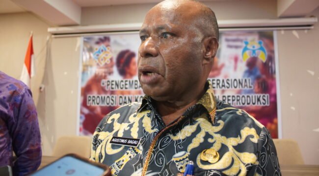 Plt Kepala Dinas PPPA dan KB Papua Tengah, Agustinus Bagau. (Foto: Kristin Rejang/Sasagupapua)