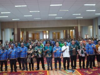 Momen foto bersama dalam acara penutupan Musrenbang Otsus dan RKPD 2027, Kamis (30/4/2026). Foto: Kristin Rejang/Sasagupapua.com 