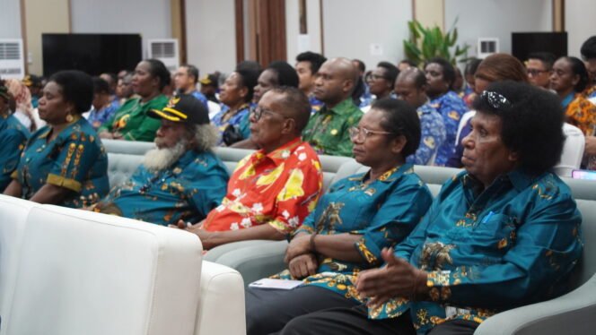 
MRP Saat hadir dalam penutupan Musrenbang Otsus dan RPKPD. (Foto: Kristin Rejang/Sasagupapua.com)