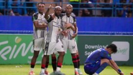 Boaz bersama punggawa Persipura lainnya saat merayakan Gol kemenangan atas Persiba Balikpapan. (Foto: Media Officer Persipura)