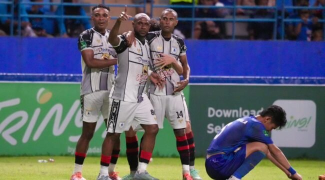 Boaz bersama punggawa Persipura lainnya saat merayakan Gol kemenangan atas Persiba Balikpapan. (Foto: Media Officer Persipura)