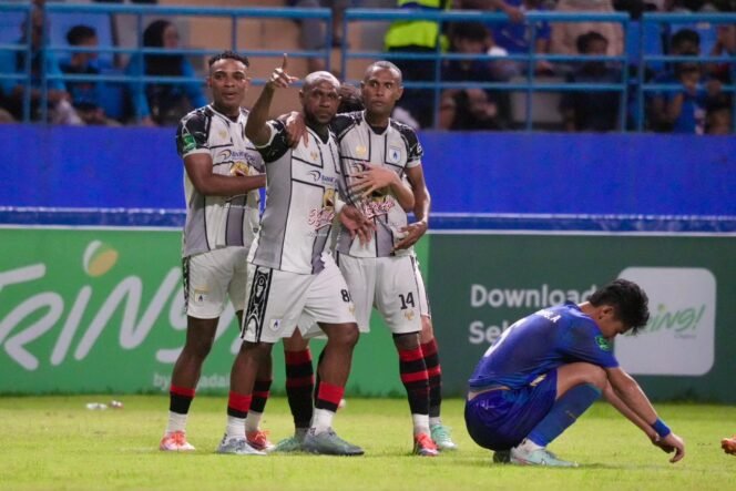 
Boaz bersama punggawa Persipura lainnya saat merayakan Gol kemenangan atas Persiba Balikpapan. (Foto: Media Officer Persipura)