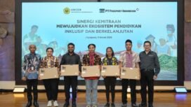 Presiden Direktur PT Freeport Indonesia Tony Wenas menyerahkan apresiasi PTFI kepada lima mahasiswa Papua berprestasi. (Foto: Istimewa)