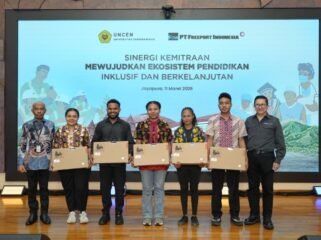 Presiden Direktur PT Freeport Indonesia Tony Wenas menyerahkan apresiasi PTFI kepada lima mahasiswa Papua berprestasi. (Foto: Istimewa)