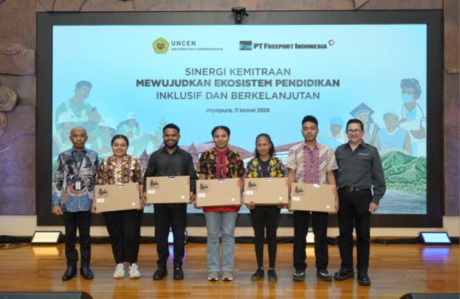 
Presiden Direktur PT Freeport Indonesia Tony Wenas menyerahkan apresiasi PTFI kepada lima mahasiswa Papua berprestasi. (Foto: Istimewa)