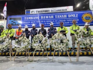 Manajemen PTFI saat berdoa bersama dalam memperingati hari ulang tahun ke-59 dengan penuh refleksi dan penghormatan, mengenang delapan karyawan yang gugur dalam dua insiden berbeda. (Foto: Ist)