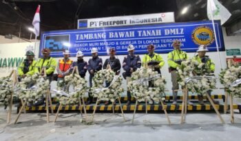 Manajemen PTFI saat berdoa bersama dalam memperingati hari ulang tahun ke-59 dengan penuh refleksi dan penghormatan, mengenang delapan karyawan yang gugur dalam dua insiden berbeda. (Foto: Ist)