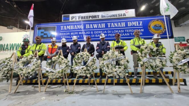 
Manajemen PTFI saat berdoa bersama dalam memperingati hari ulang tahun ke-59 dengan penuh refleksi dan penghormatan, mengenang delapan karyawan yang gugur dalam dua insiden berbeda. (Foto: Ist)