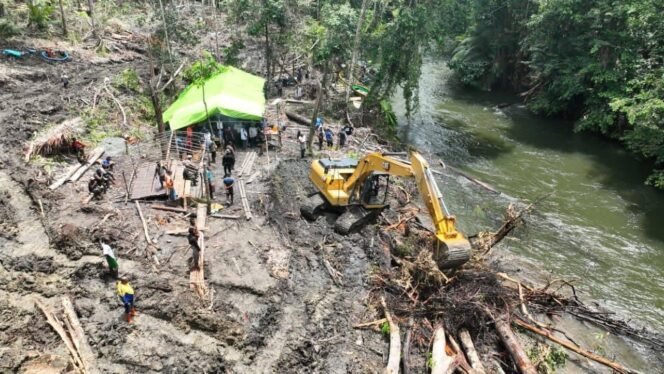 
Tambang Ilegal yang ditemukan di Kali Jaifuri. (Foto: Pemkab Jayapura)
