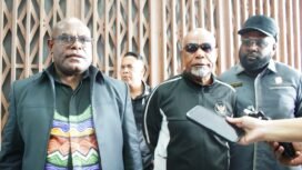 ubernur Papua Tengah Meki Nawipa dan Wakil Gubernur Papua Tengah  Deinas Geley saat memberikan keterangan kepada awak media di Bandara Douw Aturure Nabire, Jumat (17/4/2026). Foto: Kristin Rejang/sasagupapua