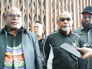 ubernur Papua Tengah Meki Nawipa dan Wakil Gubernur Papua Tengah  Deinas Geley saat memberikan keterangan kepada awak media di Bandara Douw Aturure Nabire, Jumat (17/4/2026). Foto: Kristin Rejang/sasagupapua