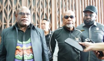 ubernur Papua Tengah Meki Nawipa dan Wakil Gubernur Papua Tengah  Deinas Geley saat memberikan keterangan kepada awak media di Bandara Douw Aturure Nabire, Jumat (17/4/2026). Foto: Kristin Rejang/sasagupapua