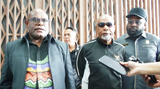 ubernur Papua Tengah Meki Nawipa dan Wakil Gubernur Papua Tengah  Deinas Geley saat memberikan keterangan kepada awak media di Bandara Douw Aturure Nabire, Jumat (17/4/2026). Foto: Kristin Rejang/sasagupapua