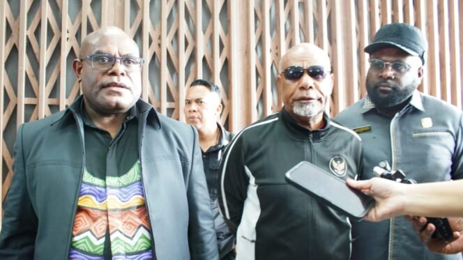 
ubernur Papua Tengah Meki Nawipa dan Wakil Gubernur Papua Tengah  Deinas Geley saat memberikan keterangan kepada awak media di Bandara Douw Aturure Nabire, Jumat (17/4/2026). Foto: Kristin Rejang/sasagupapua