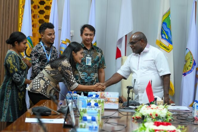 
Momen Penandatanganan Nota Kesepahaman (MoU) dengan tiga Bank Nasional.(Foto: Humas Pemprov Papua Tengah)