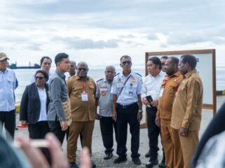 Wapres RI, Gibran Rakabuming saat mengunjungi Pelabuhan Nabire Papua Tengah. (Foto: Humas Pemprov Papua Tengah) 