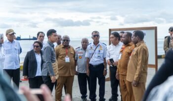 Wapres RI, Gibran Rakabuming saat mengunjungi Pelabuhan Nabire Papua Tengah. (Foto: Humas Pemprov Papua Tengah) 