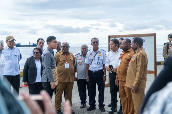 
Wapres RI, Gibran Rakabuming saat mengunjungi Pelabuhan Nabire Papua Tengah. (Foto: Humas Pemprov Papua Tengah) 