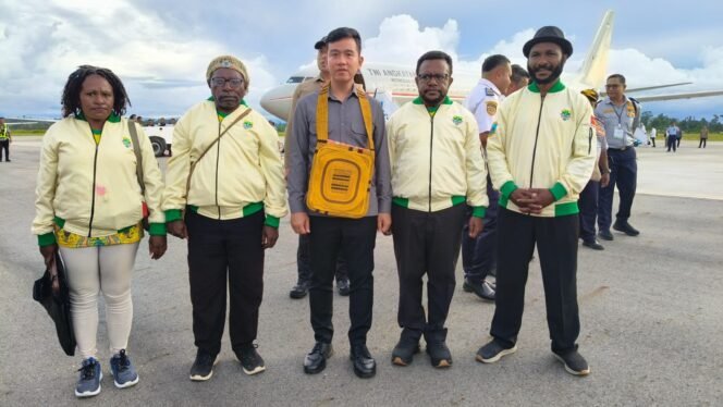 
Pengurus Pemuda Katolik Papua Tengah saat berfoto bersama Wakil Presiden Gibran Rakabuming usai sampaikan aspirasi. (Foto: Istimewa)