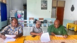 (dari kiri ke kanan) Pastor John Bunai, Pr, Pdt. Dr. Benny Giay, dan Pdt. Dorman Wandikbo. (Foto: Dok DGP)