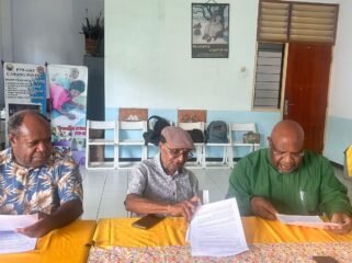 (dari kiri ke kanan) Pastor John Bunai, Pr, Pdt. Dr. Benny Giay, dan Pdt. Dorman Wandikbo. (Foto: Dok DGP)