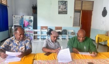 (dari kiri ke kanan) Pastor John Bunai, Pr, Pdt. Dr. Benny Giay, dan Pdt. Dorman Wandikbo. (Foto: Dok DGP)