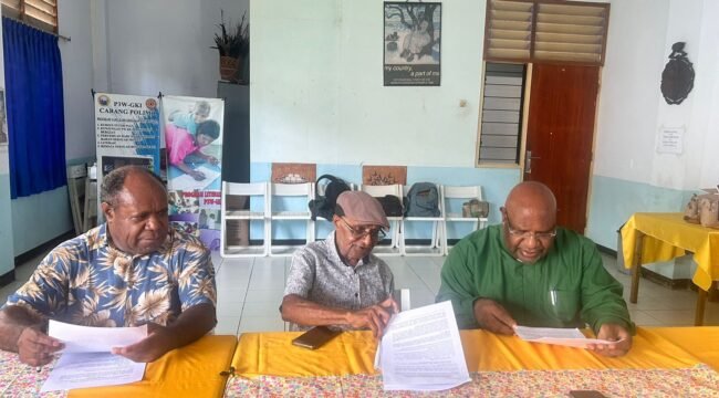 (dari kiri ke kanan) Pastor John Bunai, Pr, Pdt. Dr. Benny Giay, dan Pdt. Dorman Wandikbo. (Foto: Dok DGP)