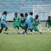 Peserta FGT 2026 melibatkan siswa SSB
laki-laki dan perempuan (no punggung 10)
yang turut berkompetisi dilapangan. (Foto: Corporate Communication Freeport Indonesia)