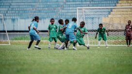 Peserta FGT 2026 melibatkan siswa SSB
laki-laki dan perempuan (no punggung 10)
yang turut berkompetisi dilapangan. (Foto: Corporate Communication Freeport Indonesia)