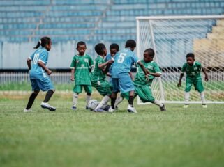 Peserta FGT 2026 melibatkan siswa SSB
laki-laki dan perempuan (no punggung 10)
yang turut berkompetisi dilapangan. (Foto: Corporate Communication Freeport Indonesia)
