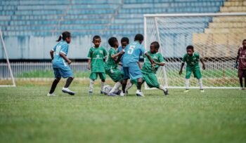 Peserta FGT 2026 melibatkan siswa SSB
laki-laki dan perempuan (no punggung 10)
yang turut berkompetisi dilapangan. (Foto: Corporate Communication Freeport Indonesia)