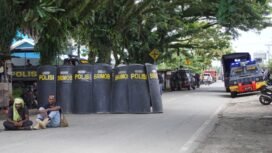 Tampak polisi memasang barikade tameng di Wadio, Kabupaten Nabire, Selasa (7/4/2026)(Foto: Kristin Rejang/Sasagupapua.com)