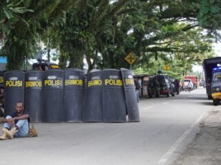 Tampak polisi memasang barikade tameng di Wadio, Kabupaten Nabire, Selasa (7/4/2026)(Foto: Kristin Rejang/Sasagupapua.com)