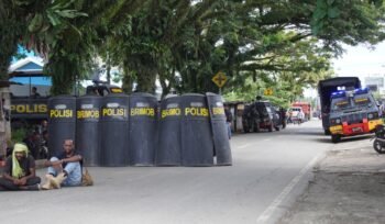 Tampak polisi memasang barikade tameng di Wadio, Kabupaten Nabire, Selasa (7/4/2026)(Foto: Kristin Rejang/Sasagupapua.com)