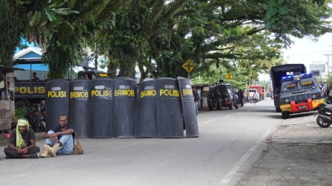 
Tampak polisi memasang barikade tameng di Wadio, Kabupaten Nabire, Selasa (7/4/2026)(Foto: Kristin Rejang/Sasagupapua.com)