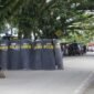 Tampak polisi memasang barikade tameng di Wadio, Kabupaten Nabire, Selasa (7/4/2026)(Foto: Kristin Rejang/Sasagupapua.com)