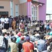 Massa saat berada di gedung DPR Papua Tengah, Selasa (7/4/2026). Foto: Kristin Rejang/Sasagupapua.com