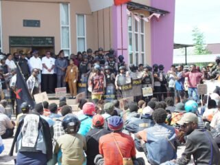 Massa saat berada di gedung DPR Papua Tengah, Selasa (7/4/2026). Foto: Kristin Rejang/Sasagupapua.com 