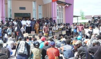 Massa saat berada di gedung DPR Papua Tengah, Selasa (7/4/2026). Foto: Kristin Rejang/Sasagupapua.com 