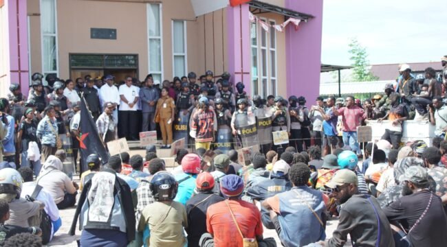 Massa saat berada di gedung DPR Papua Tengah, Selasa (7/4/2026). Foto: Kristin Rejang/Sasagupapua.com 